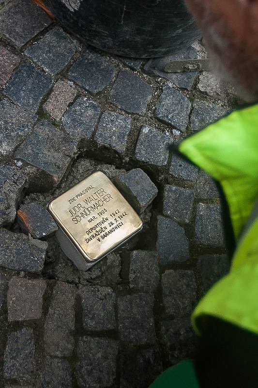 Pracovníci technických služeb umístili 9. listopadu po Liberci jako připomínku Křišťálové noci dvanáct Kamenů zmizelých.