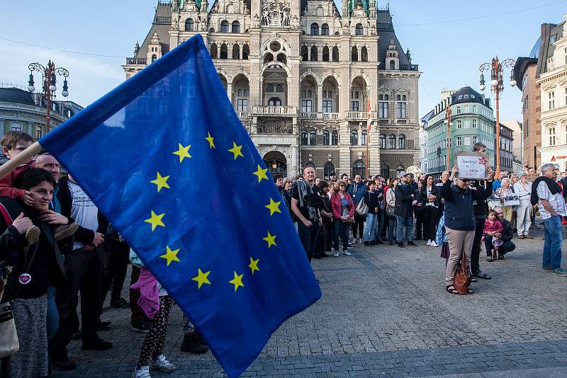 Lidé protestovali 9. dubna na libereckém náměstí Dr. E. Beneše proti premiérovi v demisi Andreji Babišovi a krokům jeho vlády bez důvěryi. Protestovali i lidé i v dalších městech České republiky.