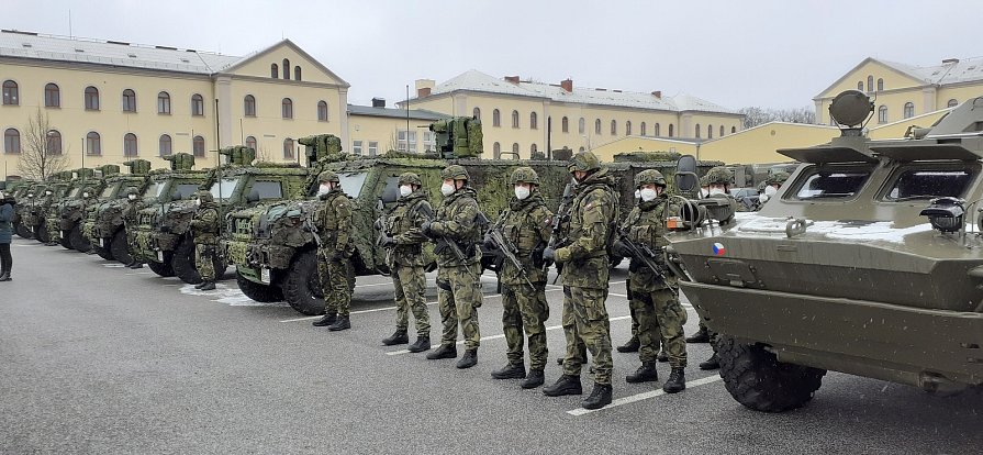 Nová obrněná vozidla české výroby si ve středu převzali vojáci 31. pluku radiační, chemické a biologické ochrany v Liberci.