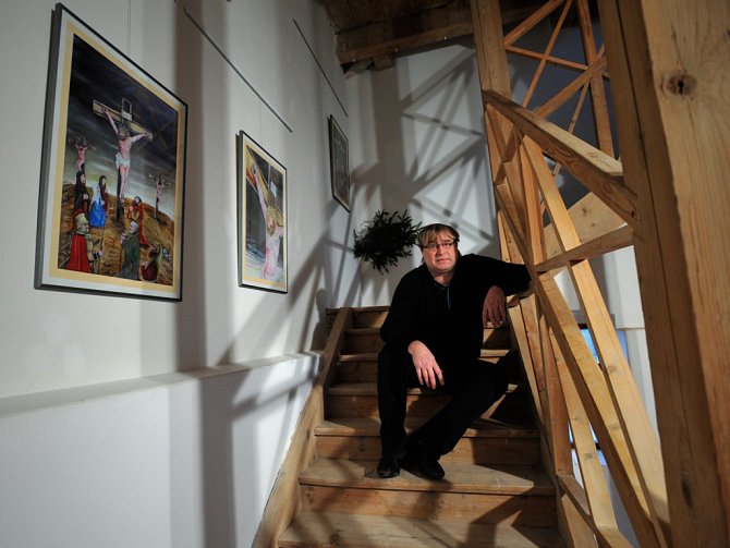 KALVÁRIE. Sedmnáct zastavení zdobí od minulého týdne schodiště vedoucí do vyhlídkové věže historické budovy Lidových sadů. Autorem je smržovský výtvarník, autor tisíců kreslených vtipů, ale také malíř a ilustrátor Petr Urban.