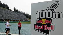 Extrémní běh do můstku - Red Bull 400 2021 v Liberci, v červeném Nikola Ogrodníková.