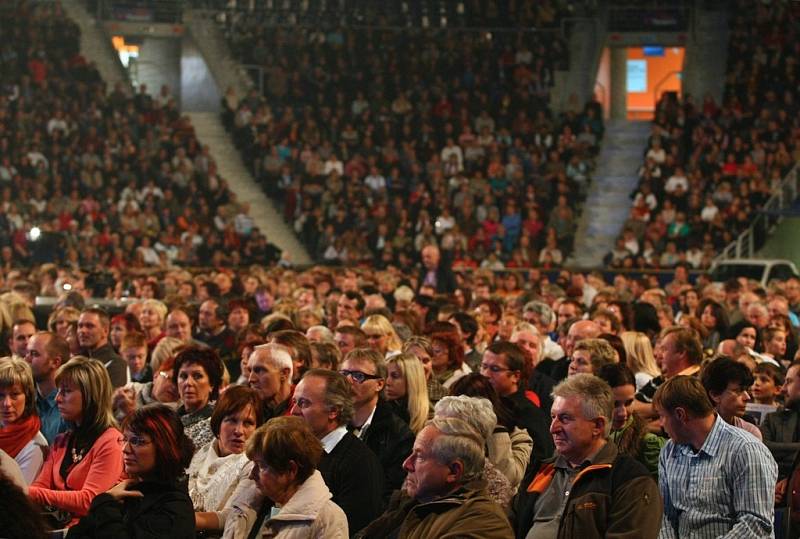 SHOWMAN. V třiasedmdesáti letech Karel Gott na pódiu dost řádil.