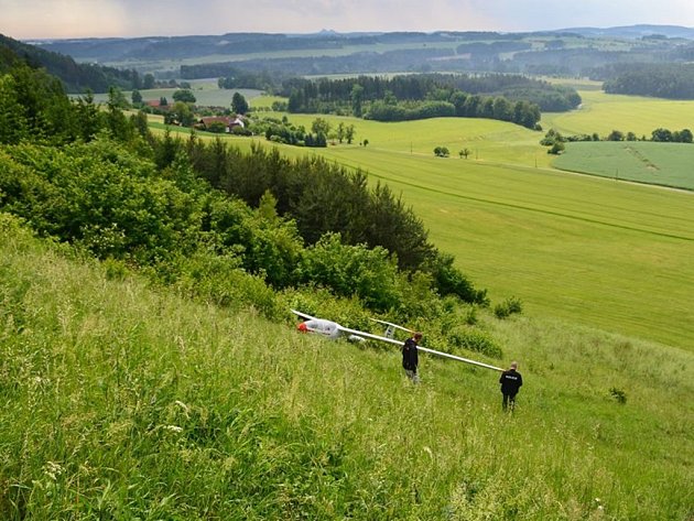  Osmašedesátiletá pilotka přistála s kluzákem příliš razantně. Manévr skončil nehodou.