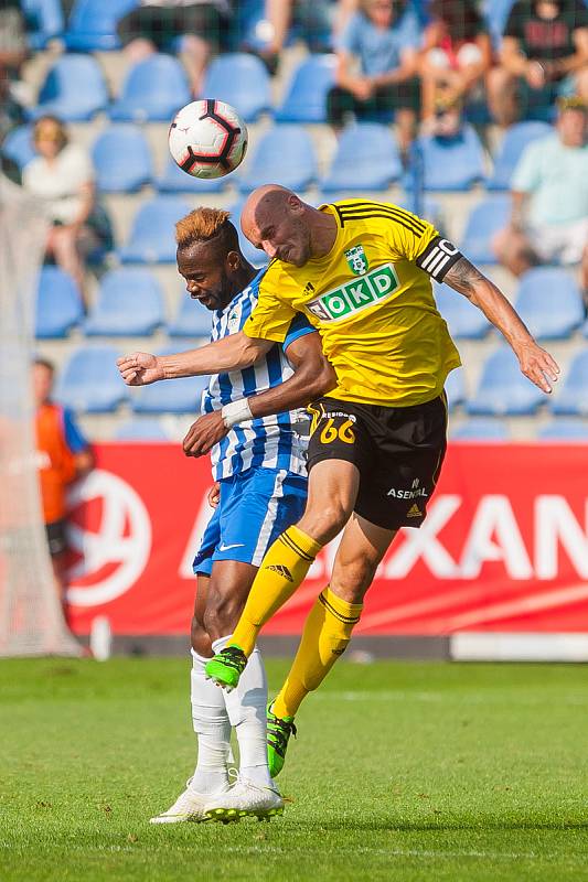 Zápas 1. kola první fotbalové ligy mezi týmy FC Slovan Liberec a MFK Karviná se odehrál 21. července na stadionu U Nisy v Liberci. Na snímku zleva Elvis Sukisa Mashike a Marek Janečka.