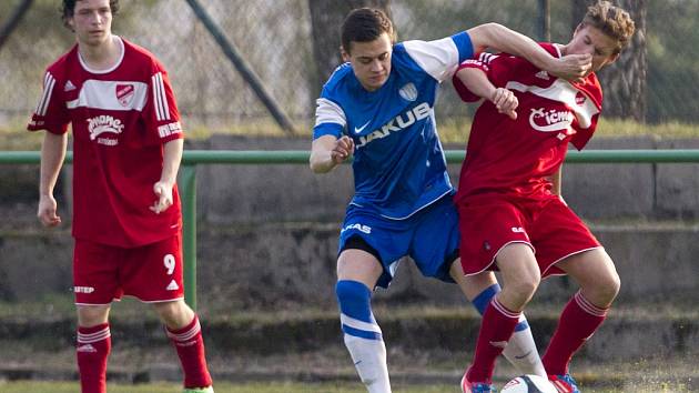 MŠENO PORAZILO ČESKOU LÍPU 2:0. Na snímku uprostřed bojuje českolispký borec s jabloneckým bekem.