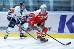 Hokejové utkání Tipsport extraligy v ledním hokeji mezi HC Dynamo Pardubice (v červenobílém) a HC Bílí Tygři Liberec ( v bíločernémv pardudubické enterie areně.