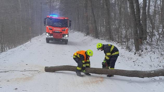 V sobotu řešili hasiči stromy spadlé na vozovku v okolí Jablonce nad Nisou.