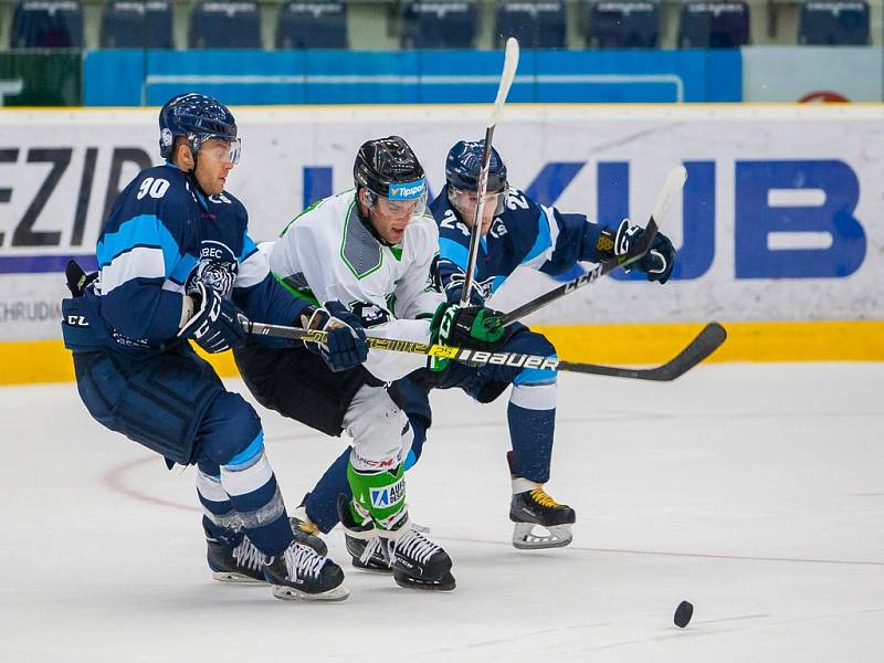 Přátelské utkání mezi týmy Bílí Tygři Liberec a BK Mladá Boleslav se odehrálo 9. srpna v liberecké Home Credit areně. Na snímku zleva Tyler Redenbach a Vladimír Emiger.