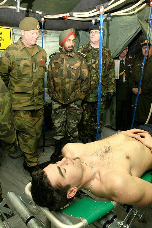 Vojenští a letečtí přidělenci akreditovaní v České republice na rok 2010 navštívili chemickou brigádu. 24 zahraničních vojáků se seznámilo s úkoly a možnostmi liberecké brigády při nasazení na zahraničních misích.