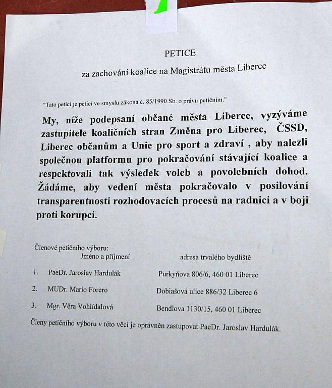 Demonstrace na podporu primátora Jana Korytáře a koalice, která se nedávno rozpadla. Před libereckou radnici dorazilo jen něco přes dvě stě občanů.