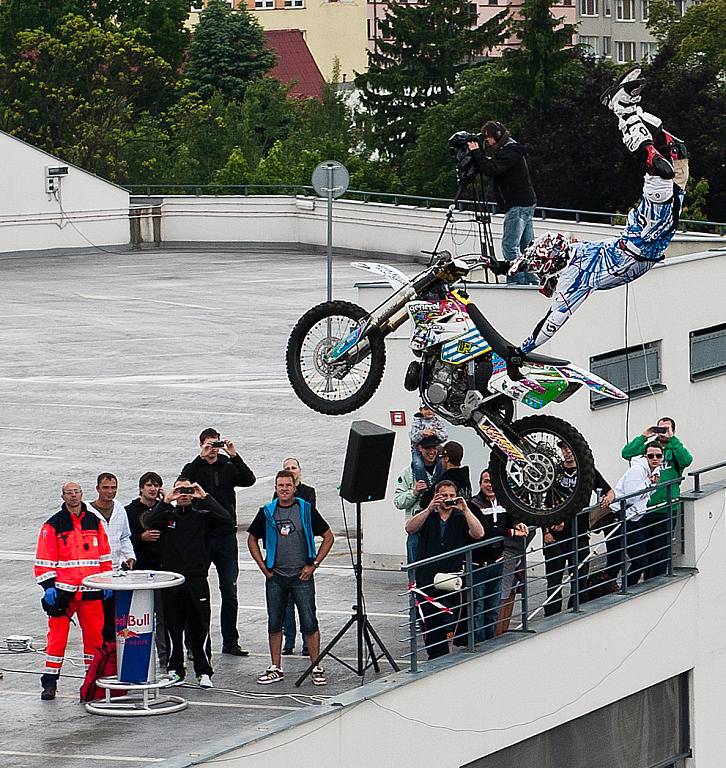 Exhibice FMX X MAN přilákala k Foru stovky diváků, kterým se při pohledu na létající stroje tajil dech. 