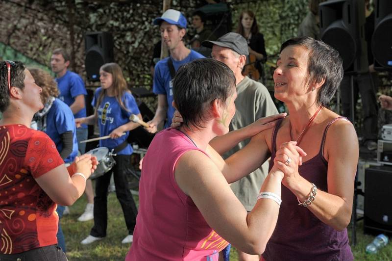 JAKO NA MEZI PLOTY. Stejně jako na pražském festivalu panuje v Kurovodicích příjemná nálada a neopakovatelná atmosféra.