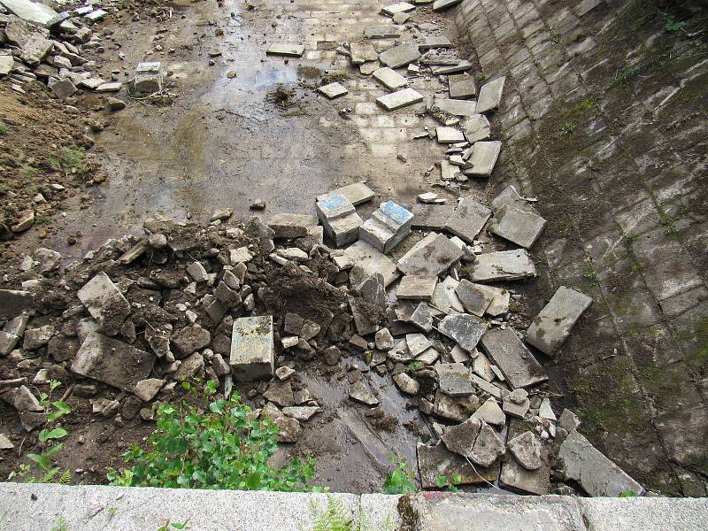 Lesní koupaliště v Lidových Sadech se změnilo v jedno velké staveniště.