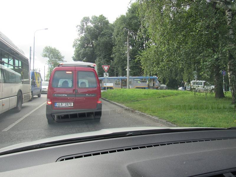 Střet automobilu s tramvají před viaduktem ve Františkově.