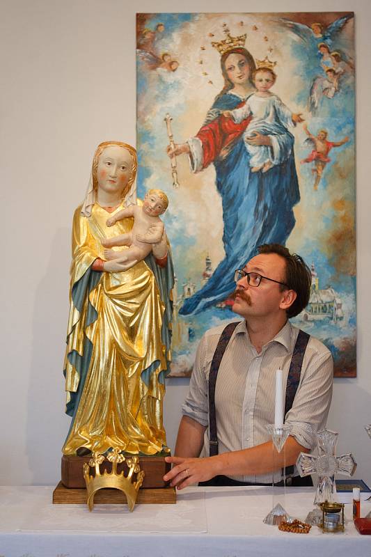 Do kostela v Raspenavě se vrátila zrestaurovaná gotická soška Madony. Na snímku je restaurátor Vojtěch Verner