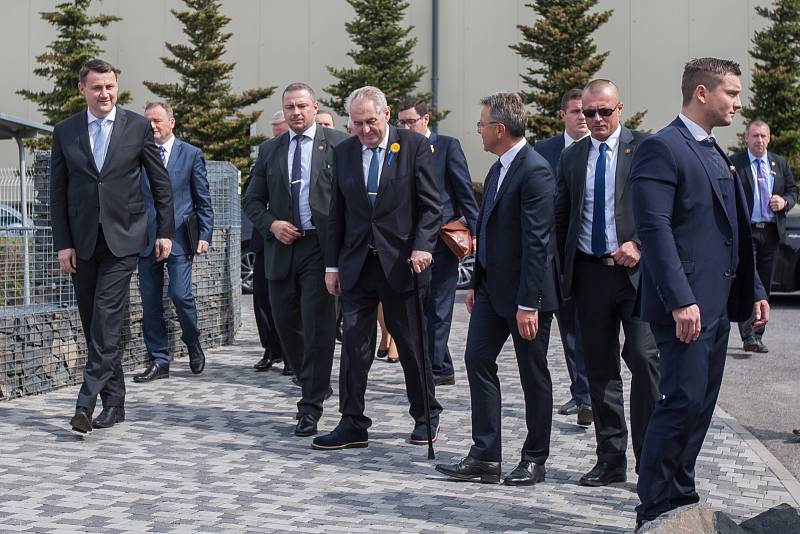 Prezident České republiky Miloš Zeman navštívil 9. května společnost Trevos v Turnově. Na snímku příjezd prezidenta.
