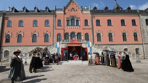 Česká televize natáčela na státním zámku Sychrov novou vánoční pohádku Klíč svatého Petra