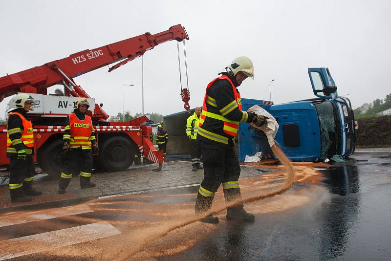 Převrácený nákladní vůz na kruhovém objezdu v ulici České mládeže v Liberci.