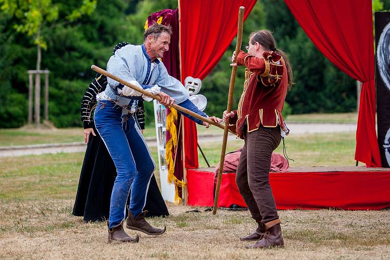 Divadelní šermířské představení "... a pod maskou?" skupiny historického šermu Stilet proběhlo 3. srpna v čestném dvoře zámku Sychrov. Po více jak třiceti letech existence se zde šermířská skupina loučí a úplně naposledy vystoupí v sobotu 4. srpna.