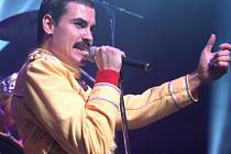 QUEENIE je pražská revivalová kapela napodobující hudbu britské kapely Queen.