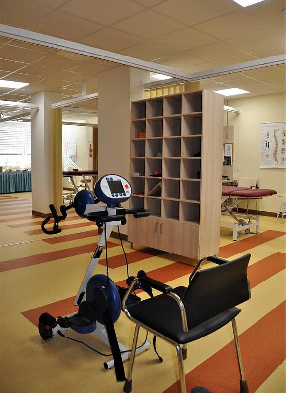 Oddělení rehabilitace má větší prostory určené pro cvičení s pacienty.
