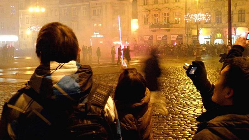 Silvestr přilákal na náměstí Dr. Edvarda Beneše v Liberci odhadem až osm stovek lidí, převážně mladých. Město ohňostroj nepořádalo, tak si jej udělali lidé sami. Přišlo i asi 50 Vietnamců, kteří dělobuchy a rachejtle přivezli v obrovských krabicích.