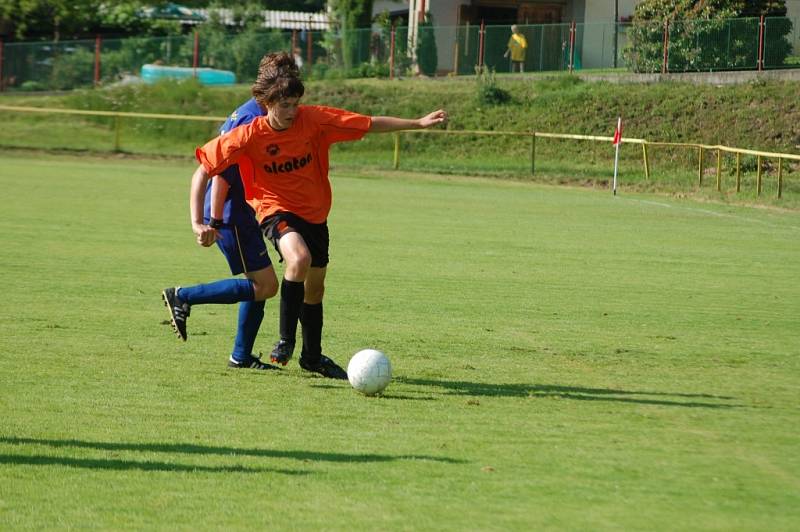 CHRASTAVA DOMINOVALA. Chrastavští fotbalisté nedali v neděli Kravařům šanci. Na snímku uniká domácí Tomáš Holinský.