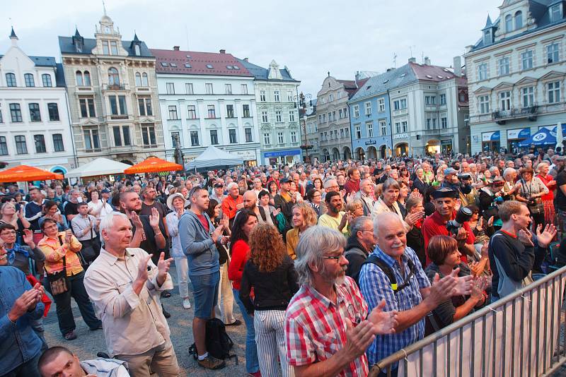 Koncert TUCK & PATTI v rámci jazzového festivalu Bohemia JazzFest na libereckém náměstí.