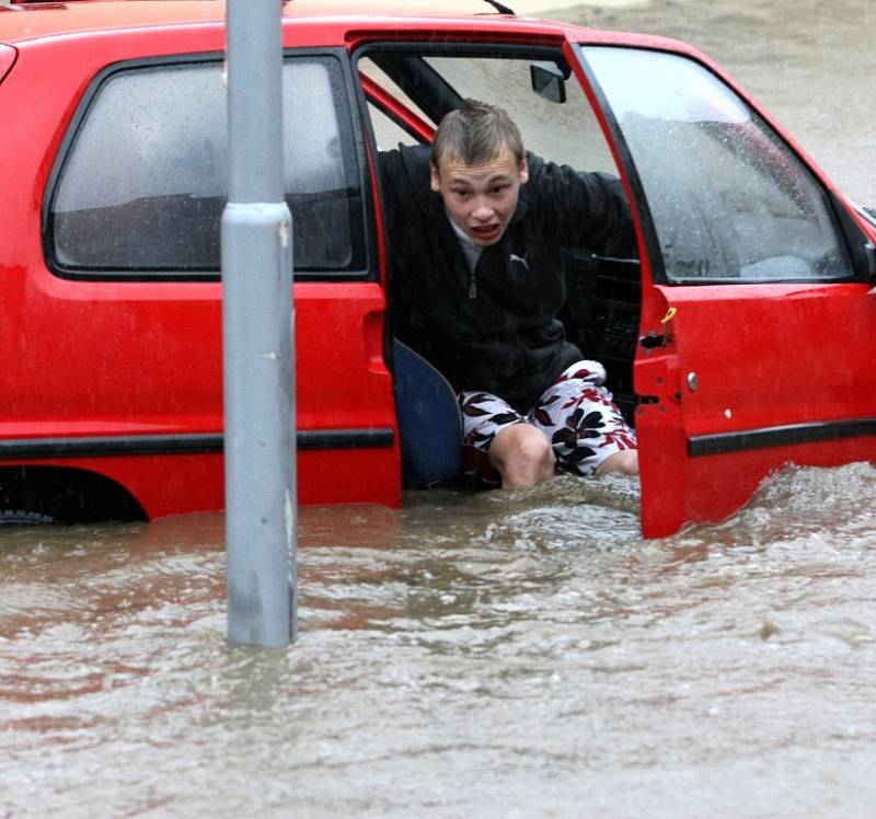 Úprak z auta, které voda zaplavovalal neuvěřitelnou rychlostí - Frýdlantsko.