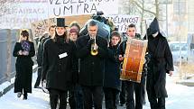 Studenti s rakví na ramenou vyšli od libereckého vlakového nádraží. První krátkou zastávku měli u Krajského úřadu Libereckého kraje, kde odevzdali petici a své připomínky k reformě. Došli na hlavní liberecké náměstí. 