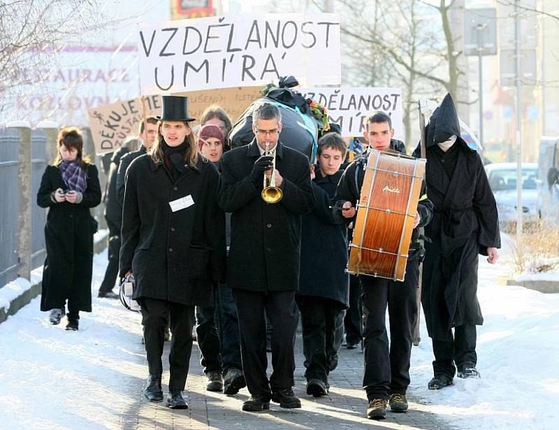 Studenti s rakví na ramenou vyšli od libereckého vlakového nádraží. První krátkou zastávku měli u Krajského úřadu Libereckého kraje, kde odevzdali petici a své připomínky k reformě. Došli na hlavní liberecké náměstí. 