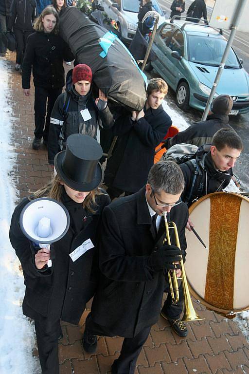 Studenti s rakví na ramenou vyšli od libereckého vlakového nádraží. První krátkou zastávku měli u Krajského úřadu Libereckého kraje, kde odevzdali petici a své připomínky k reformě. Došli na hlavní liberecké náměstí. 