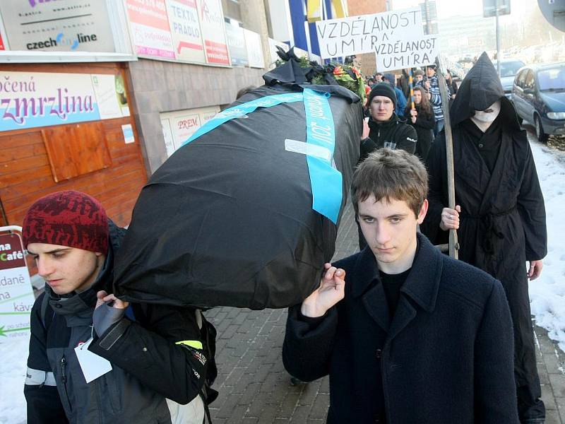 Studenti s rakví na ramenou vyšli od libereckého vlakového nádraží. První krátkou zastávku měli u Krajského úřadu Libereckého kraje, kde odevzdali petici a své připomínky k reformě. Došli na hlavní liberecké náměstí. 