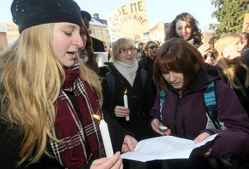 Studenti s rakví na ramenou vyšli od libereckého vlakového nádraží. První krátkou zastávku měli u Krajského úřadu Libereckého kraje, kde odevzdali petici a své připomínky k reformě. Došli na hlavní liberecké náměstí. 