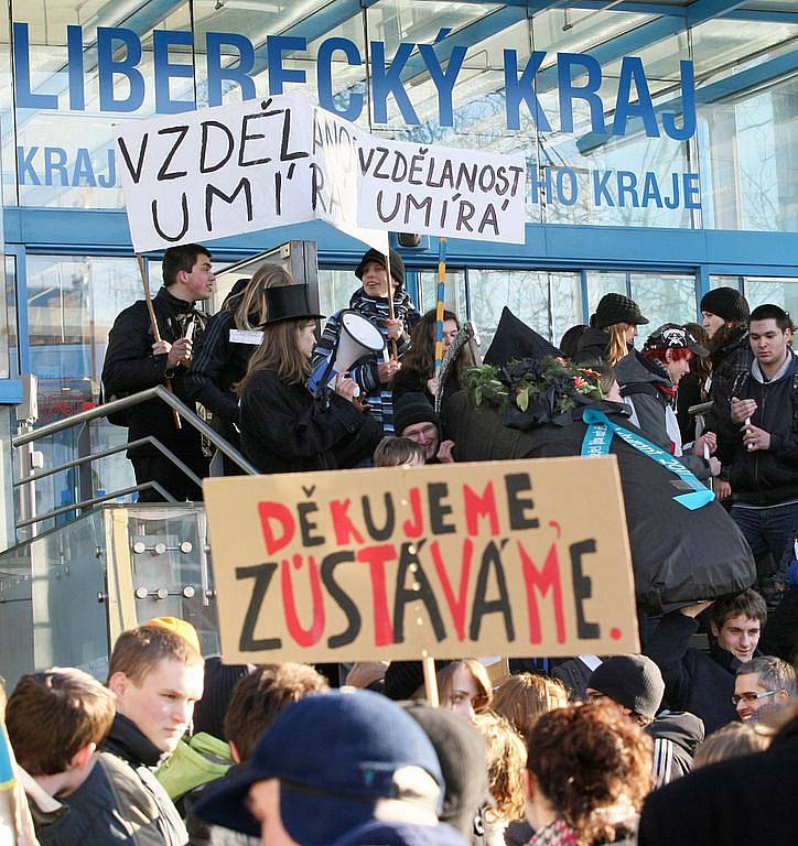 Studenti s rakví na ramenou vyšli od libereckého vlakového nádraží. První krátkou zastávku měli u Krajského úřadu Libereckého kraje, kde odevzdali petici a své připomínky k reformě. Došli na hlavní liberecké náměstí. 