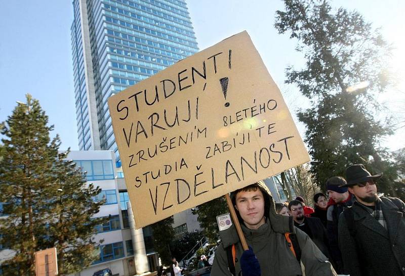 Studenti s rakví na ramenou vyšli od libereckého vlakového nádraží. První krátkou zastávku měli u Krajského úřadu Libereckého kraje, kde odevzdali petici a své připomínky k reformě. Došli na hlavní liberecké náměstí. 