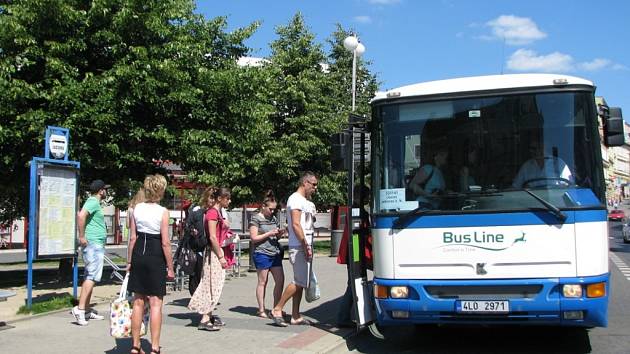 Autobusová doprava. Zastávka v centru Liberce. Ilustrační snímek.