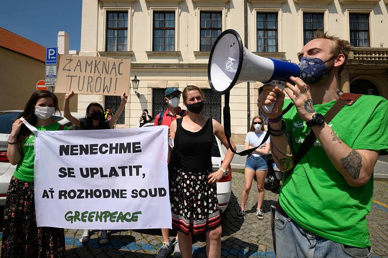 Několik desítek lidí se zúčastnilo protestního pochodu z pražského Klárova k Hrzánskému paláci.