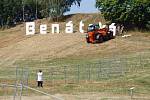 Stavba hlavní stage při přípravách na festival Benátská! v Liberci.