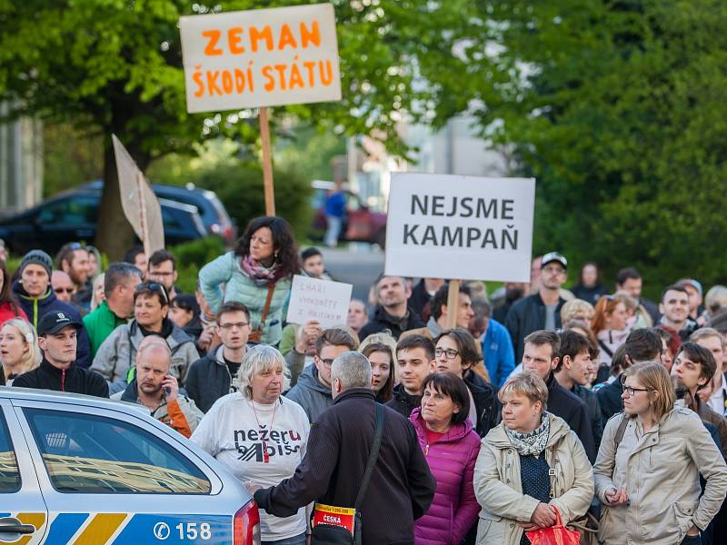 Demostrace nazvaná "Proč? Proto!" proběhla 10. května na náměstí Dr. E. Beneše v Liberci. Následně se demonstranti přesunuli před Grand Hotelu Imperial, kam prezident republiky Miloš Zeman pozval do předsedu vlády a předsedu ČSSD Bohuslava Sobotku, 1. mís