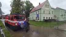 Jelikož voda začala zaplavovat domy v Předláncích a ve Višňové, rozhodli hasiči evakuovat obyvatele do bezpečí.