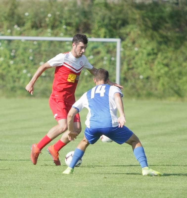 VÍTĚZSTVÍ. Dorostenci Slovanu Liberec (modrobílé dresy) porazili v přípravném utkání Hrádek 5:1.