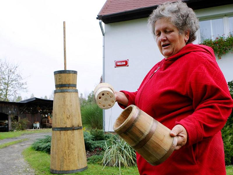 UNIKÁTNÍ MUZEUM. Manžele Hyškovi založili před sedmi lety unikátní expozici. Je v ní i největší , téměř třímetrová máselnice na světě. 