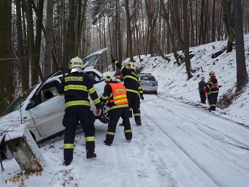 Šílené sobotní dopoledne zažila posádka vozu, která se v serpentinách pod zámkem Hrubá Skála málem zřítila srázem dolů.