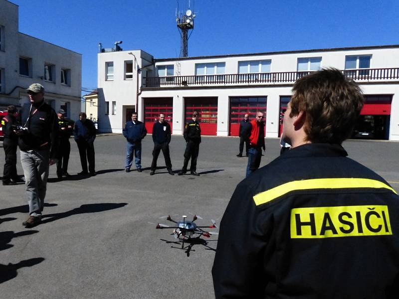 BEZPILOTNÍ DRON se v Liberci předvedl hasičům. Bude jistě dobrý pomocník.