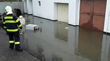 Vodní laguna v hotelu Impuls v Liberci ohrozila centrální elektrický rozvadeč ve sklepě.