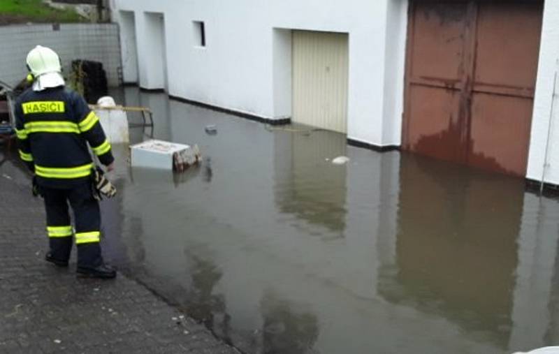 Vodní laguna v hotelu Impuls v Liberci ohrozila centrální elektrický rozvadeč ve sklepě.