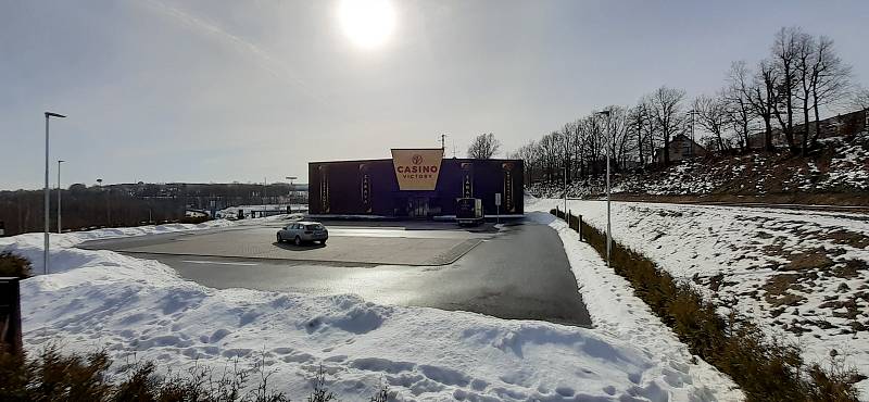 Kasino stojí u výpadovky z Liberce směrem  na Českou Lípu a Děčín.