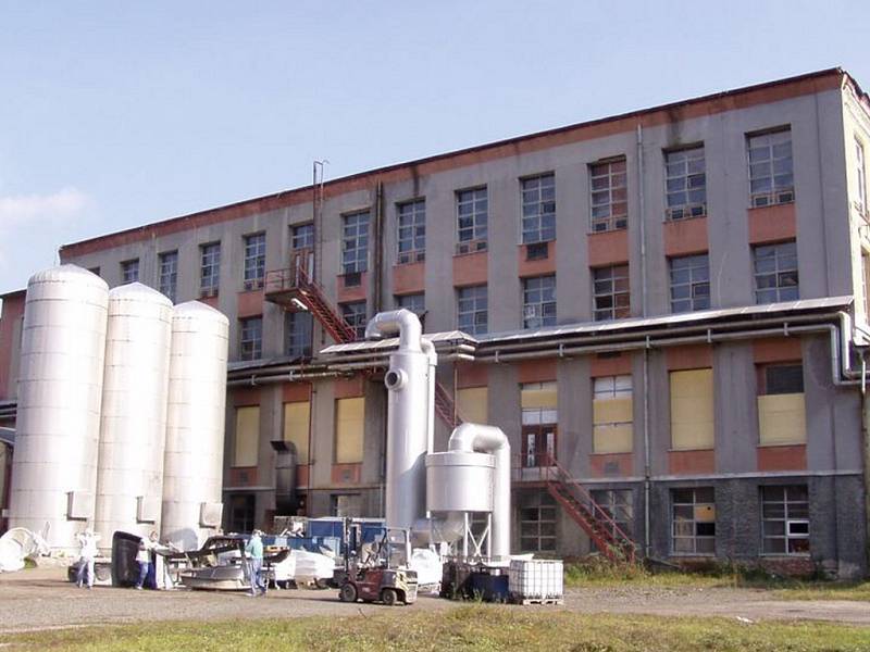 Požár ve firmě zabývající se výrobou laminátových produktů v Benešově u Semil.