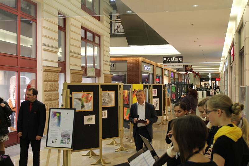 Ve výtvarnou galerii proměnily pasáž Obchodního centra Forum děti z výtvarného ateliéru Vohryzek při ZŠ Aloisina Výšina.